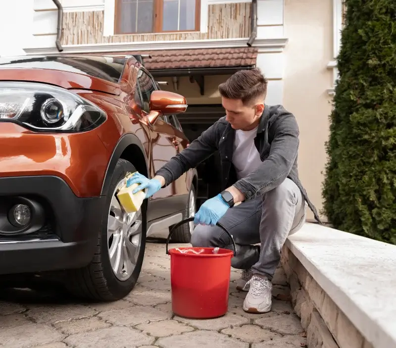 Lavage auto à domicile Neuvy-en-Sullias : professionnel intervenant sur un véhicule